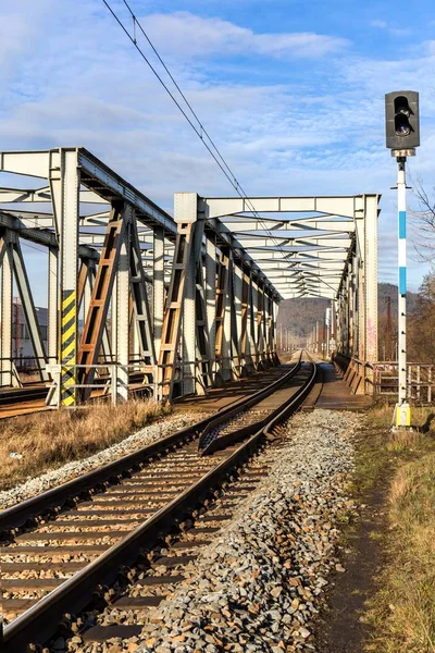 Ponte ferroviario in metallo sul fiume Svratka vicino alla città di Tisnov nella Repubblica ceca - UE. Trasporto su rotaie. Infrastrutture ferroviarie . — Foto Stock