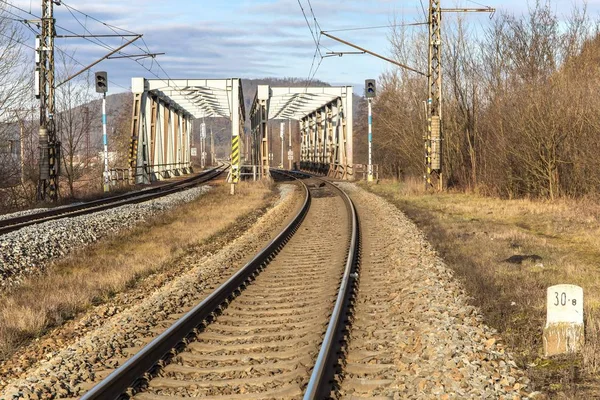 チェコ共和国ティスノフの町、 Eu近くのスブラトカ川にかかる金属製の鉄道橋。鉄道での輸送。鉄道輸送インフラ. — ストック写真