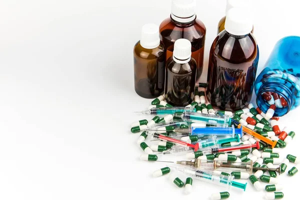 Jeringa y drogas sobre fondo blanco. Vacunación contra la gripe. Tratamiento de la enfermedad viral. Prevención de la gripe . —  Fotos de Stock