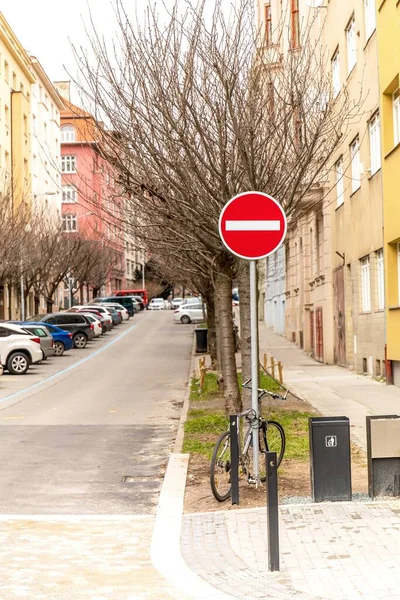 Panneau routier pas d'entrée rue à sens unique dans la ville de Brno en République tchèque. Panneaux routiers. Rue de la ville . — Photo
