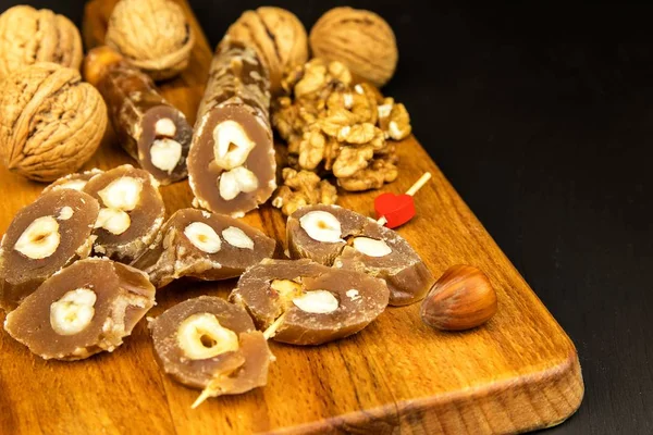 Churchkhela ou Churchkela, les bonbons traditionnels géorgiens faits maison avec des noix. De la bonne nourriture. Cuisine folklorique traditionnelle . — Photo