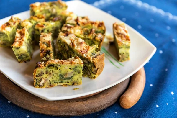 Vegetarian dessert of broccoli and spinach on the table. Healthy food. Homemade dessert. — Stock Photo, Image