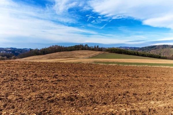 Paysage agricole et champ labouré en République tchèque. Vue paysage. Heure d'hiver sans neige. Hiver chaud . — Photo