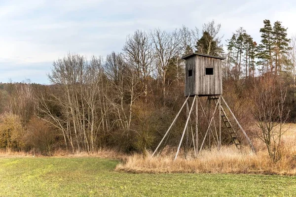Hunter de pie en el borde del bosque. Temporada de invierno. Torre de caza cerca del bosque en República Checa - Europa . —  Fotos de Stock