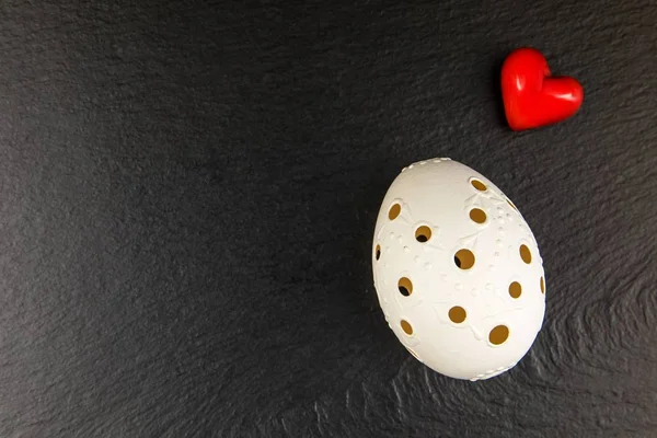 Siyah Tahtada Paskalya Yumurtası Paskalya Bayramlarının Sembolü Hıristiyan Ziyafeti Madalyalı — Stok fotoğraf