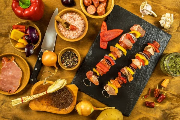 Skewers Pieces Raw Meat Red Yellow Green Bell Pepper Preparing — Stock Photo, Image