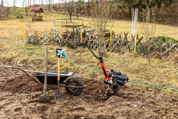 Praca Rolnictwie Ogrodnictwo Wiosenne Przygotowanie Gleby Siewu Sterownicą Pik Widły — Zdjęcie stockowe