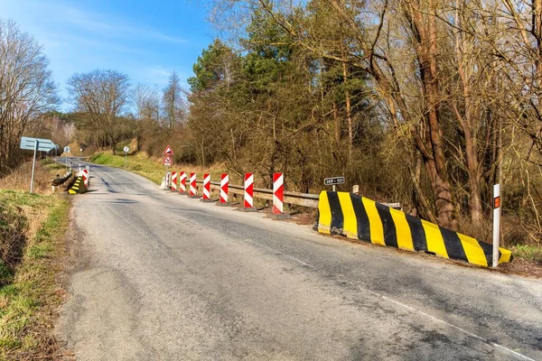 Trafikskyltar Reparation Liten Bro Landsväg Tjeckien Nära Byn Rikonin Vägarbete — Stockfoto