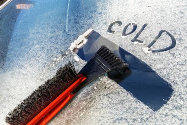 Donmuş arabanın ön camı ilkbahar günü buz ve karla kaplıydı. Soğuk bir sabah. Arabada bahar ayazı var. Buz kazıma.