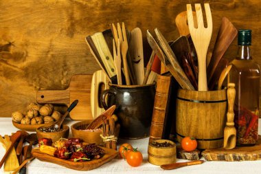 Kamu hizmetleri şefi. Ahşap mutfak aletleri ve tahta arka planda cam bir şişe zeytinyağı. Ev yemeği.. 