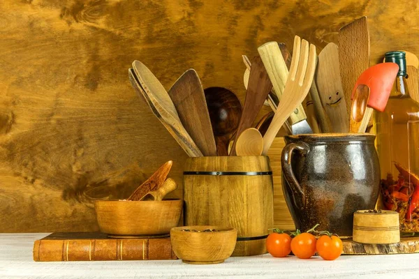 Αρχιμάγειρας Ξύλινα Σκεύη Κουζίνας Γυάλινο Μπουκάλι Ελαιόλαδο Ξύλινες Σανίδες Σπιτικό — Φωτογραφία Αρχείου