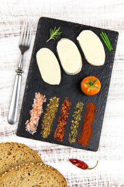 Tahta tabakta Mozzarella peyniri. Ev yapımı yemek. Mozzarella ve zeytin. Sağlıklı yiyecekler. Diyet.