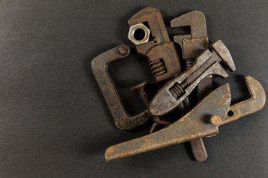 Siyah arka planda eski paslı anahtar, üst manzara. Eski kirli aletler. El yapımı. Ev onarımı.
