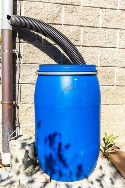 Blauw Plastic Regenwatervat Tuin Besproeien Waterbesparing Watervoorziening Voor Droge Zomer — Stockfoto