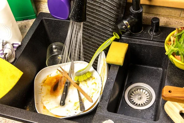 Кухонна Раковина Брудним Посудом Миття Посуду Вдома Споживання Води Чорна — стокове фото