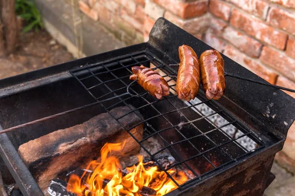 Saucisse Poignardée Sur Une Fourchette Fer Grillée Sur Feu Vieille — Photo