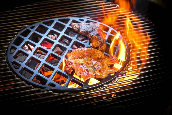 Grilling Marinated Meat Charcoal Grill Grilled Steak Grill Close Summer — Stock Photo, Image