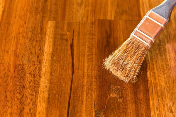 Applicare Olio Protettivo Mobile Legno Verniciatura Piano Tavolo Legno Acacia — Foto Stock