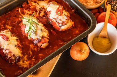 Domuz pastırmalı fırında tavuk göğsü ve domates soslu peynir. Sağlıklı yiyecekler. Ev yemeği.