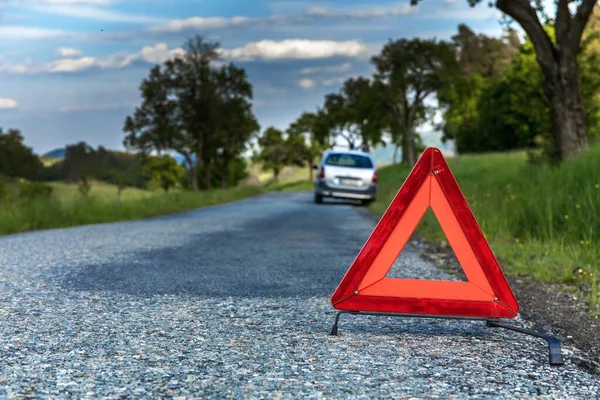 Czerwony Znak Stopu Rozbity Srebrny Samochód Drodze Trójkąt Ostrzegawczy Drodze — Zdjęcie stockowe