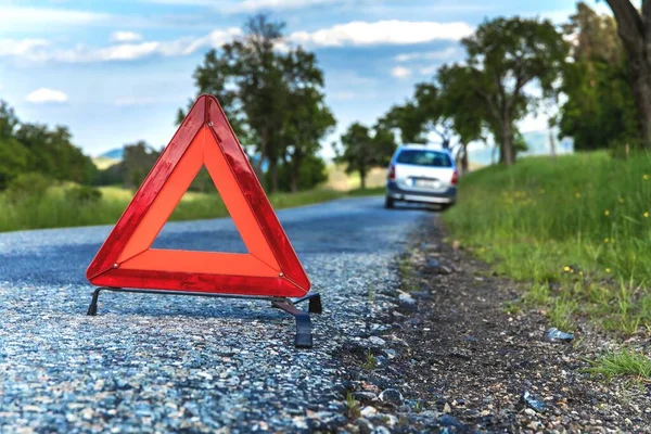 Красный Знак Аварийной Остановки Сломанная Серебряная Машина Дороге Треугольник Проселочной — стоковое фото