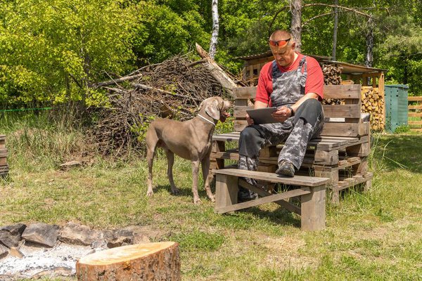 Человек, работающий в лесу с планшетом. Интернет на работе. Концепция современных технологий. Работа в Интернете
.