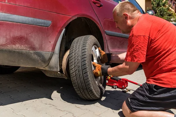 Mann Wechselt Ein Rad Seinem Auto Beschädigter Reifen Autoreparatur Auf — Stockfoto