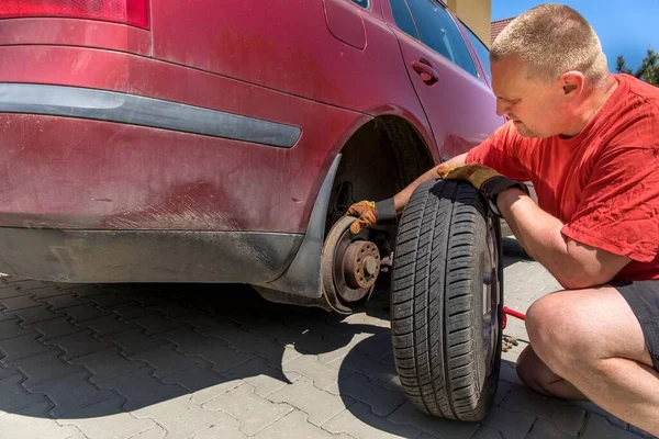 Man Changing Wheel His Car Damaged Tire Car Repair Road — Stock Photo, Image