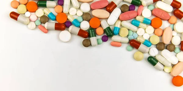 Panoramiczne Różne Kolorowe Leki Tabletki Góry Białym Tle Leki Chorobę — Zdjęcie stockowe