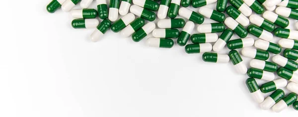 Panorâmica Cápsulas Farmacêuticas Verdes Fundo Branco Medicamentos Para Doença Indústria — Fotografia de Stock