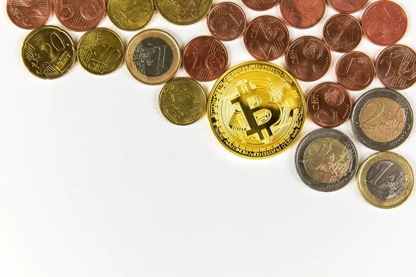 Χρυσά Νομίσματα Bitcoin Και Κέρματα Ευρώ Λευκό Φόντο Επενδύσεις Εικονικά — Φωτογραφία Αρχείου