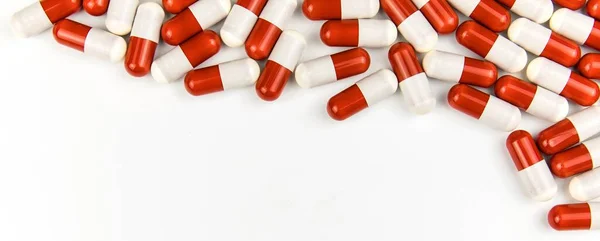 Panoramiczne Czerwone Kapsułki Farmaceutyczne Białym Tle Leki Chorobę Przemysł Farmaceutyczny — Zdjęcie stockowe