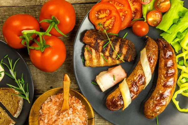 黒板にベーコンとチーズでソーセージを焼きます 肉用野菜 パーティーの準備 — ストック写真