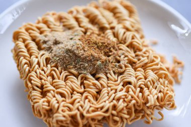 Baharatlı hazır erişte, monosodyum glutamat.