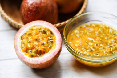 Ahşap masa passionfruit dilim hal taze Passion meyve suyu
