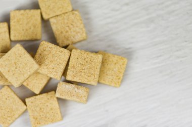 Arkaplanda şeker küpleri - Kahverengi şekeri kapat  