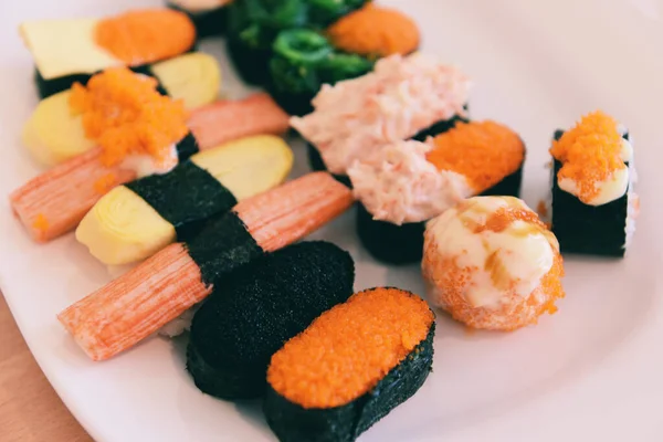 Japoński żywności Sushi Roll ryż z Tobiko jajko czerwony kawior Cream s — Zdjęcie stockowe