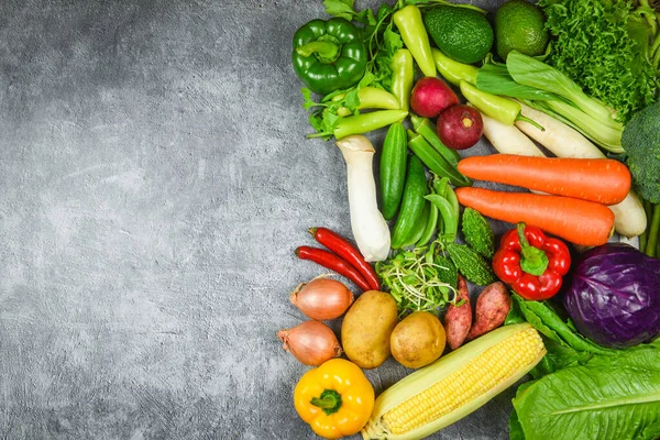 Blandade färska mogna frukter röda gula lila och gröna grönsaker — Stockfoto