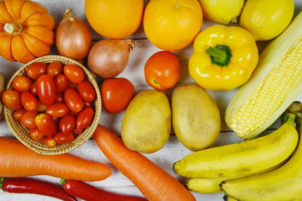Různé čerstvé zralé ovoce červená žlutá fialová a červená zelenina m — Stock fotografie