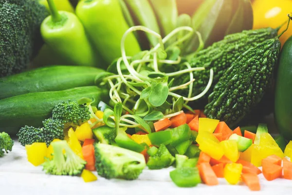 Свежие овощи и фрукты фон здоровой пищи чистой еды — стоковое фото