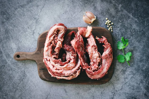 Carne crua para grelhar com especiarias alho em boa corte de madeira — Fotografia de Stock