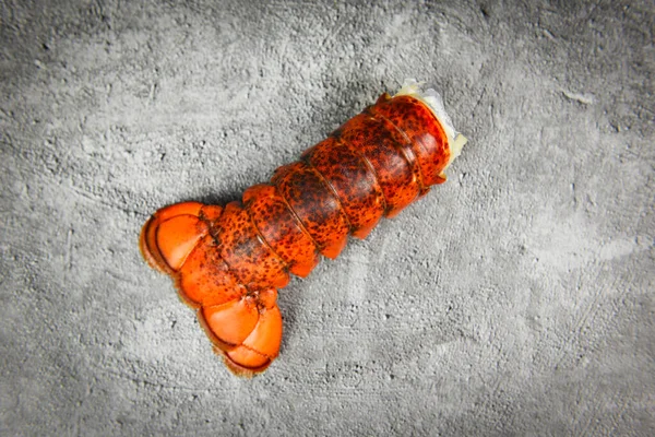 Hummer svans på mörk tallrik bakgrund - röd hummer mat på dini — Stockfoto