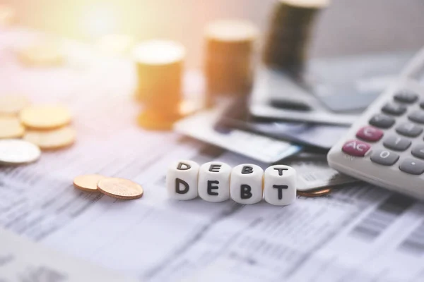 Borç kredi kartı ve para yığını - Yükselen borçlar — Stok fotoğraf