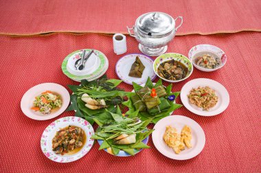 Tayland yemekleri paspas katında / Geleneksel kuzeydoğu yemeği Isaan d.