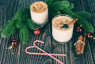 Cinnamo ile temalı partiler gibi Eggnog lezzetli tatil içecekleri