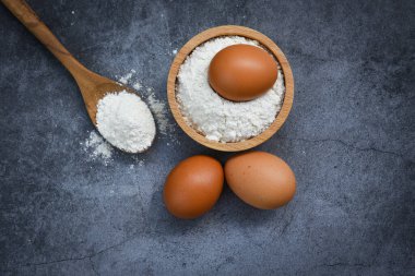 Ev yapımı un yumurtaları mutfak masasında malzemeler pişiriyor.