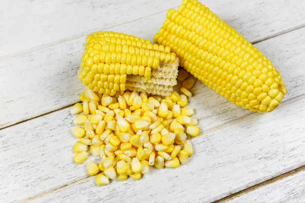 Friss kukorica mag fehér fa háttér - hámozott fül kukorica — Stock Fotó