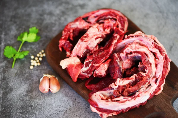 Carne magra carnicero barbacoa a la parrilla / Carne fresca cruda de res fo —  Fotos de Stock