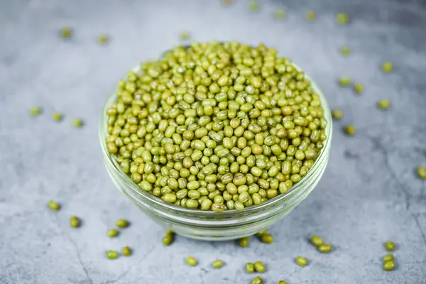 Зеленые бобы мунга в миске на сером фоне - Mung bean seed cer — стоковое фото