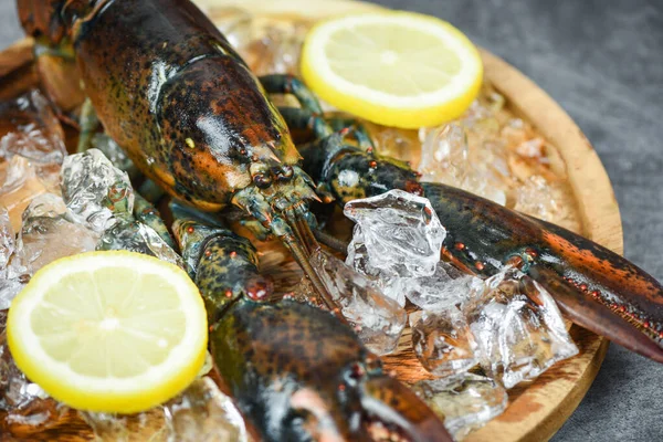 海鮮料理店の新鮮なロブスター貝を調理しています。 — ストック写真